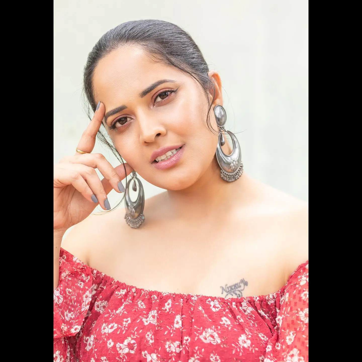 ANASUYA BHARADWAJ LONG LEGS SHOW IN RED MINI TOP 3